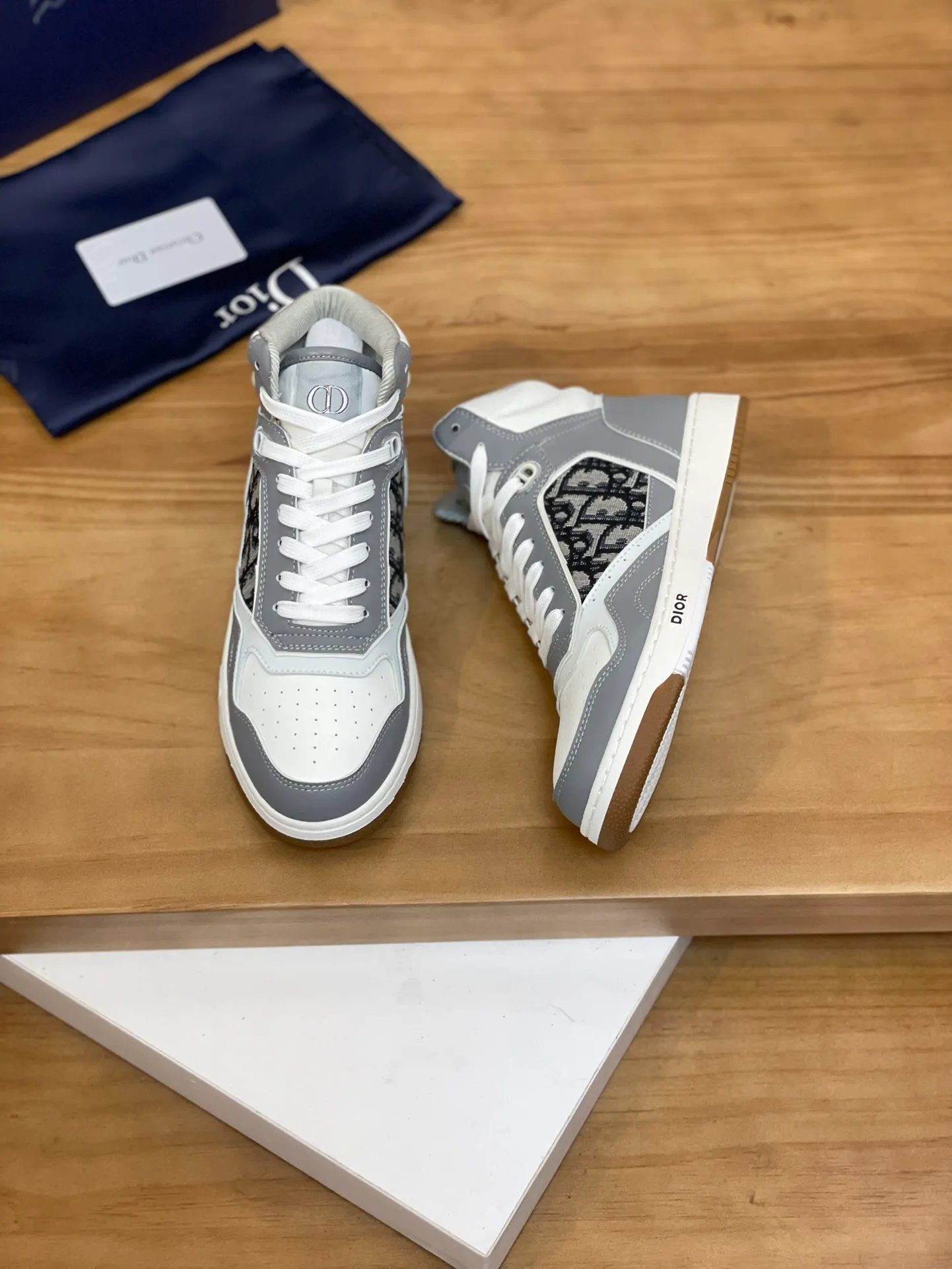 Men's shoes: 💰P460¥ Product trademark: Dior* "Dior*" high-top casual shoes Regular size: 38-44 (can be customized to 45.46) Product materials: Upper imported cowhide stitched with original fabric, breathable lining, original outsole. Number: 1006